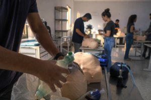 Unioeste treina acadêmicos de Medicina em ressuscitação cardiopulmonar e manejo de emergência