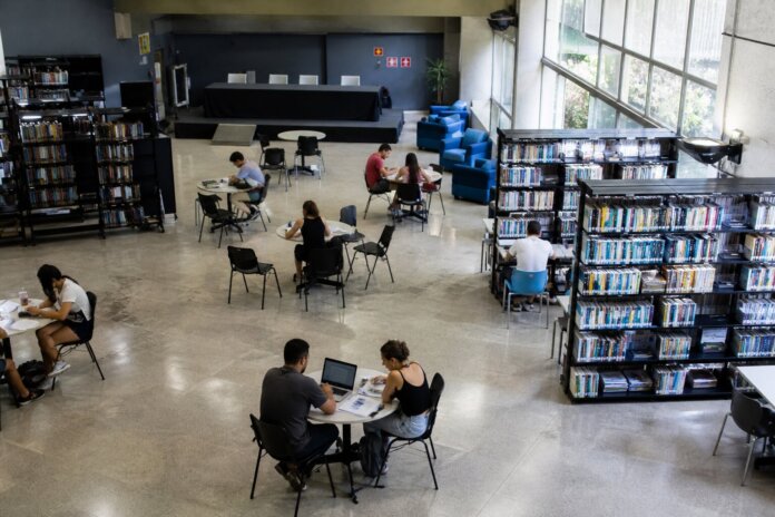 Biblioteca Paranista recebe palestra sobre história de Ponta Grossa no aniversário da cidade