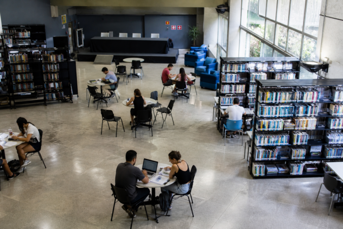Biblioteca Paranista recebe palestra sobre história de Ponta Grossa no aniversário da cidade