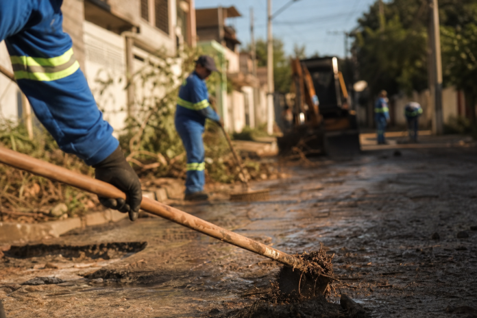 Colombo recupera vias após chuvas, 120 famílias em Bacaetava ainda isoladas