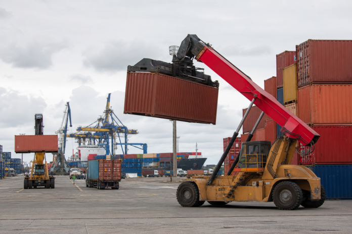 Operadora com deficiência comanda empilhadeiras de grande porte no Porto de Paranaguá