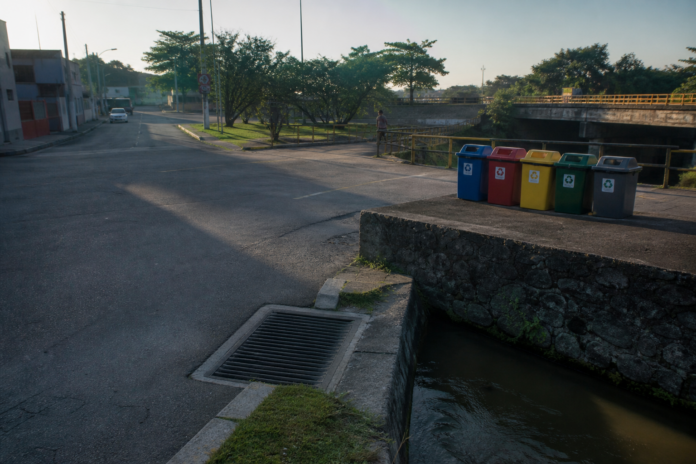 Maringá: separar lixo em casa e guardar resíduos na rua reduz alagamentos e doenças