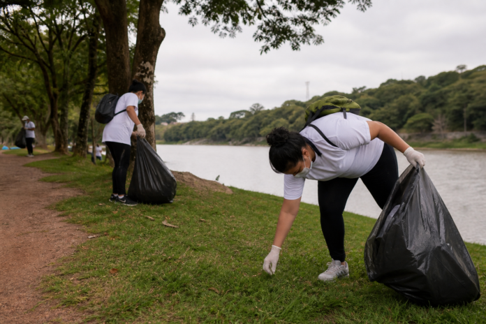Campo Largo faz limpeza de rios no Parque Newton Puppi no Dia Mundial da Limpeza