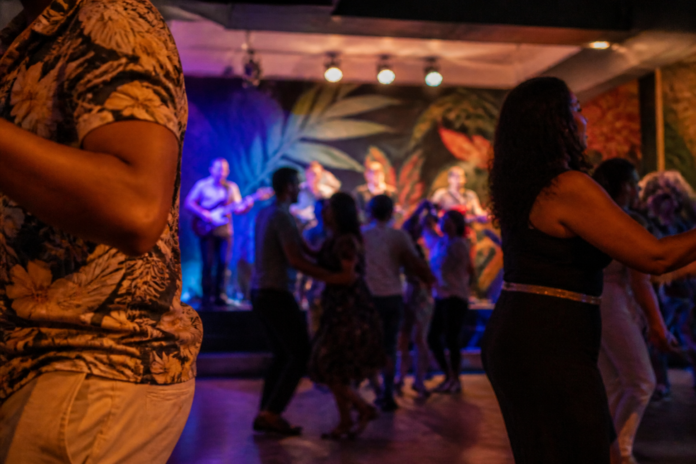 Paranavaí promove Baile Tropical para maiores de 60 anos nesta quarta