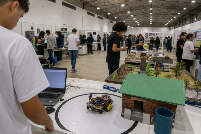 Robô criado por alunos de Umuarama disputa feira científica nacional em Santa Catarina
