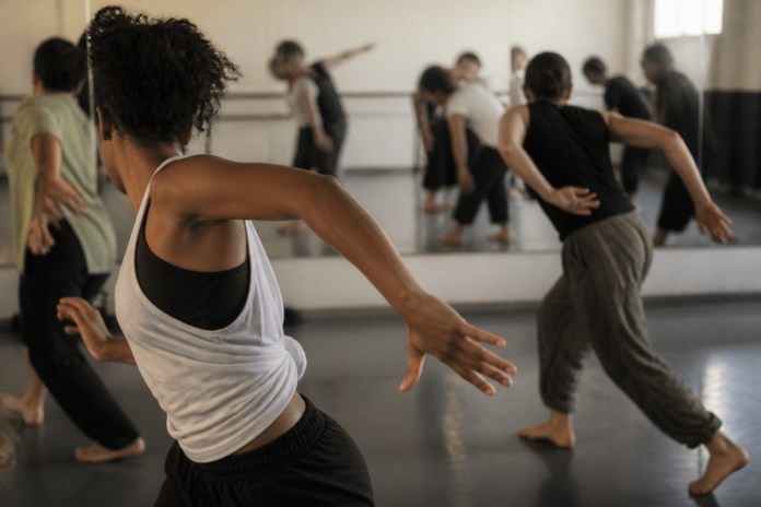 Arapongas recebe grupo de dança contemporânea com oficina e espetáculo sobre Poty Lazzarotto