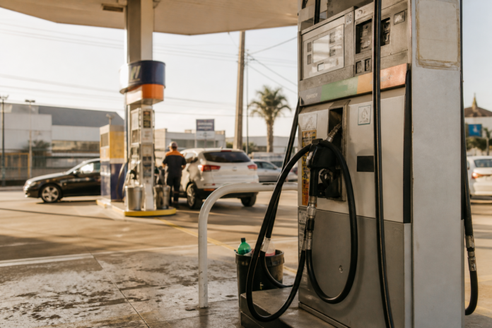 Diesel sobe R$ 1 nas refinarias, mas governo anula reajuste com subsídio