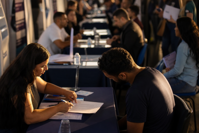 Via Campo abre 60 vagas em dois feirões de emprego em Cascavel