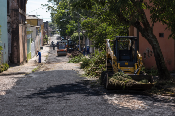 Maringá realiza roçada, poda e pavimentação em 17 bairros nesta quinta