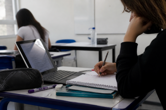 ChatGPT nos estudos: quando ajuda e quando prejudica o aprendizado