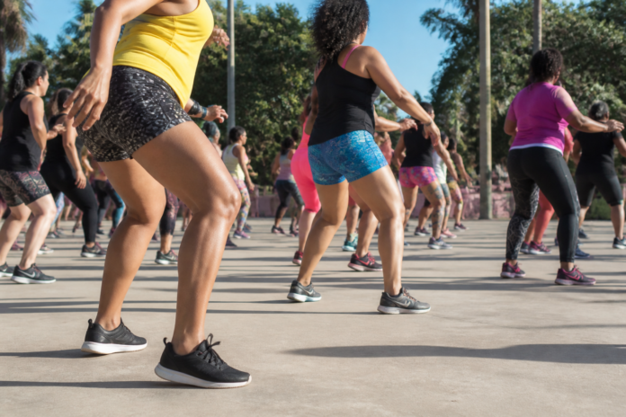 Aula gratuita de zumba acontece segunda-feira na Praça Sumatra