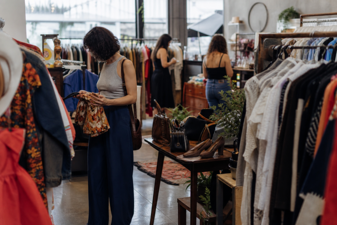 Bazar de Maravilhas reúne roupas vintage e marca autoral em Curitiba nos dias 25 e 26