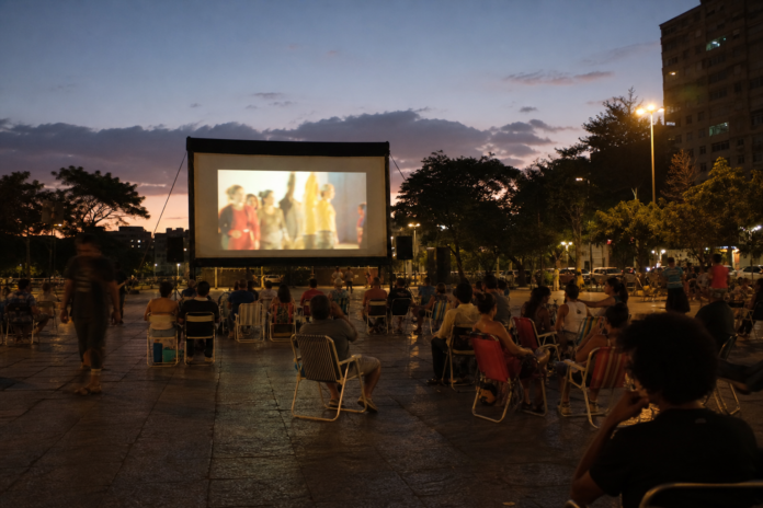 Arapongas recebe duas sessões gratuitas de cinema ao ar livre nesta semana