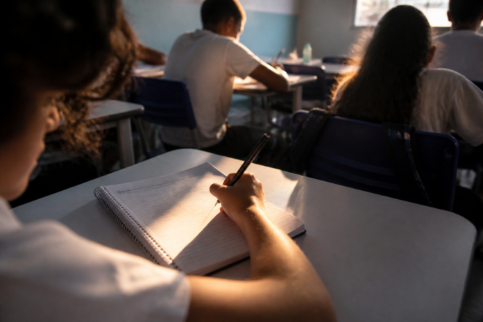 Arapongas oferece exames de audição para alunos e visão para professores