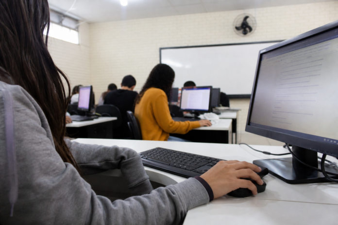 Olimpíada de IA: estudantes do Paraná têm até domingo para se inscrever
