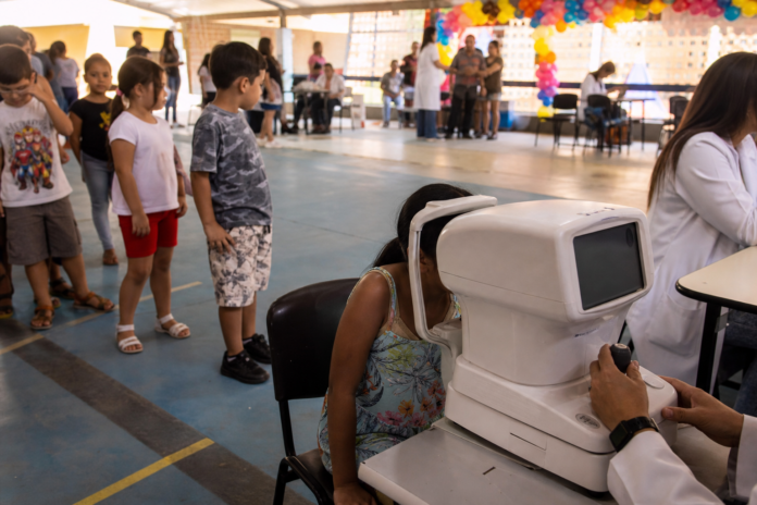 Rotary avalia visão de mais de 60 alunos em Campo Largo, quem precisar ganha óculos