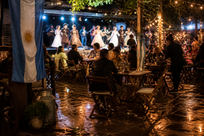 Noite de Tango no Pobre Juan tem música ao vivo e dança argentina em Curitiba