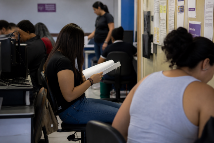 UEL recebe 18,4 mil inscrições para vestibular 2027, Medicina lidera concorrência
