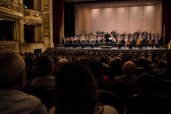Orquestra Sinfônica do Paraná toca Dvořák e Saint-Saëns no Teatro Guaíra no domingo