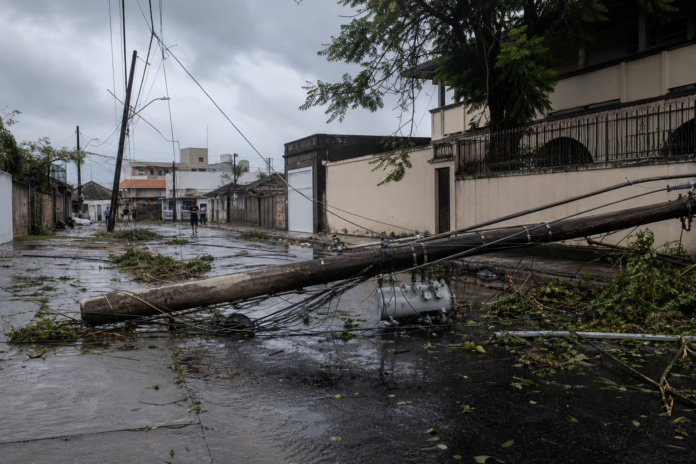 Mais de 250 imóveis sem luz na Grande Curitiba após temporal, Copel trabalha no restabelecimento