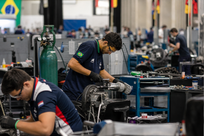 Jovem de Cascavel compete na maior olimpíada de profissões técnicas em Xangai