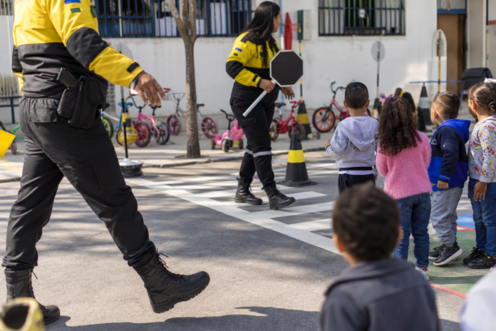 Guarda Municipal de Toledo ensina segurança no trânsito para crianças do Jardim La Salle