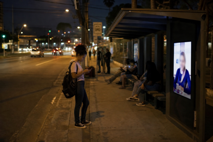 Curitiba chega a 50 Abrigos Amigos em pontos de ônibus para passageiros noturnos