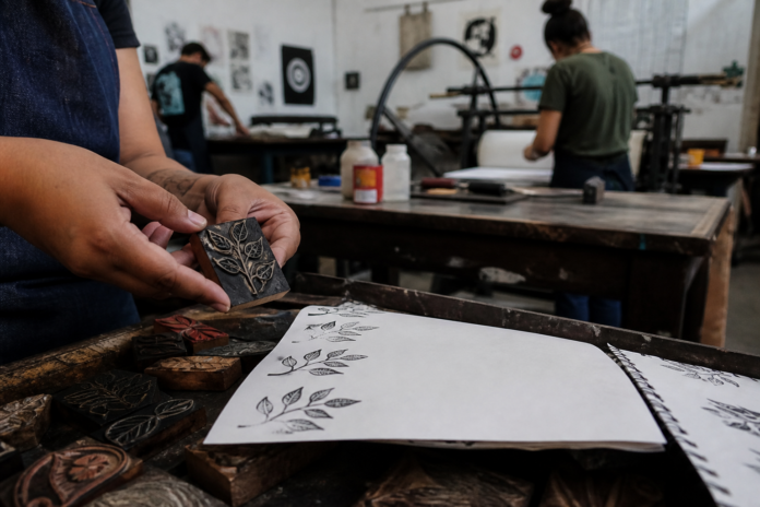 Oficina gratuita sobre carimbos abre inscrições para educadores e artistas em Araucária