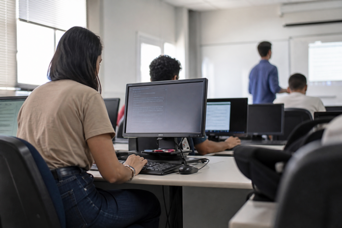 Araucária abre 20 vagas em curso gratuito de Auxiliar de Informática