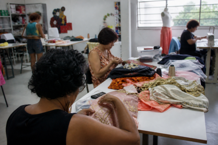 Oficina gratuita transforma memórias pessoais em figurinos em Londrina
