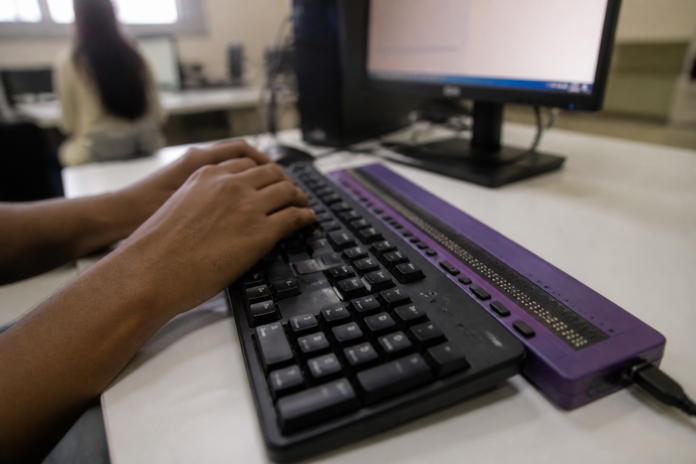 Educadora social cega reconstrói carreira em Maringá com tecnologia e apoio