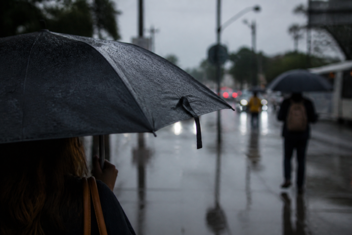 Paraná tem chuva volumosa até terça, risco de tempestades no interior