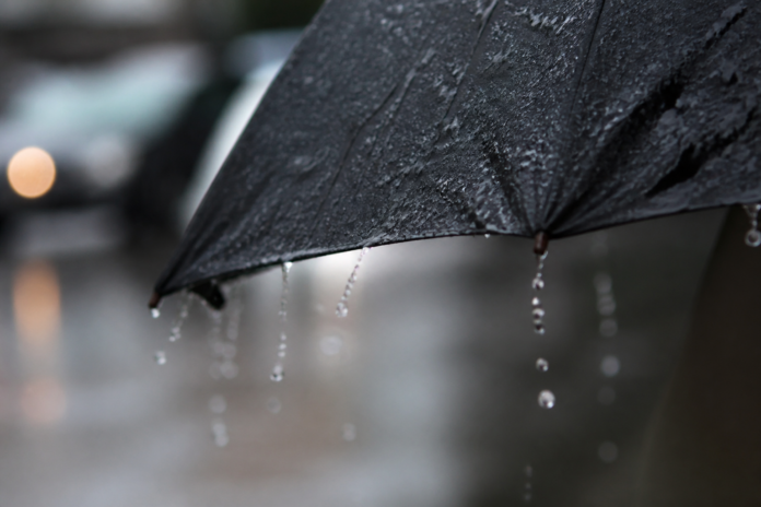 Castro tem 98% de chance de chuva e ventos de até 61 km/h nesta segunda