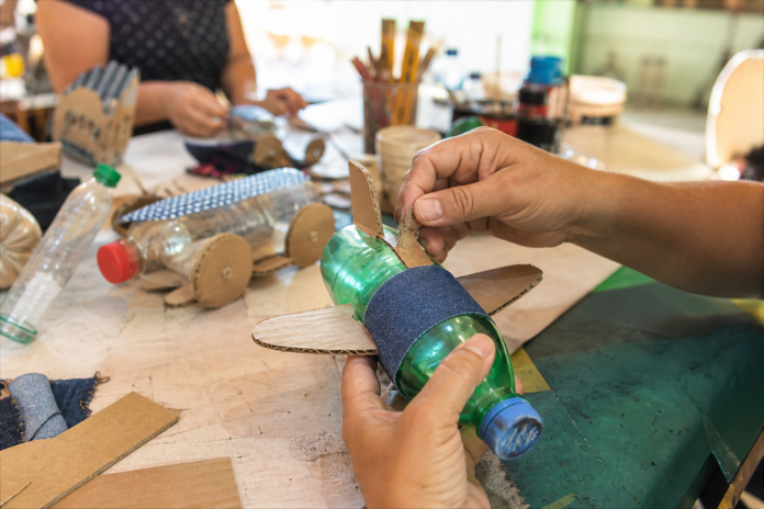 Guaíra transforma materiais recicláveis em brinquedos em workshop do CRAS