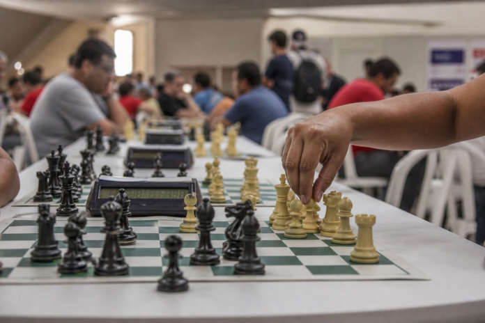 Torneio de xadrez rápido reúne 50 jogadores em Foz do Iguaçu no sábado