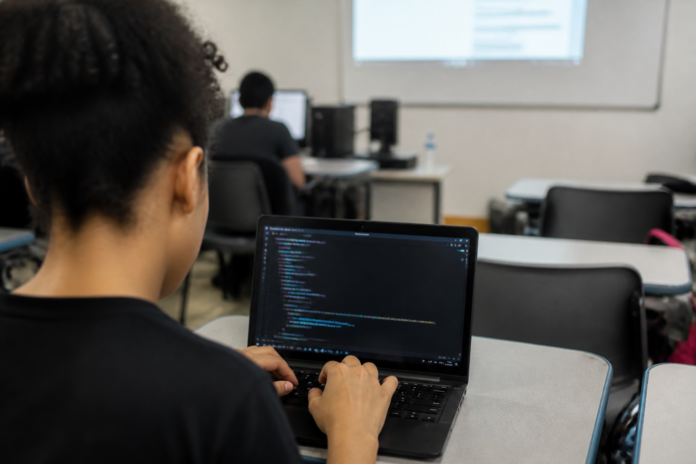 Rolândia lança Conexão Tech com 24 vagas gratuitas em tecnologia para estudantes