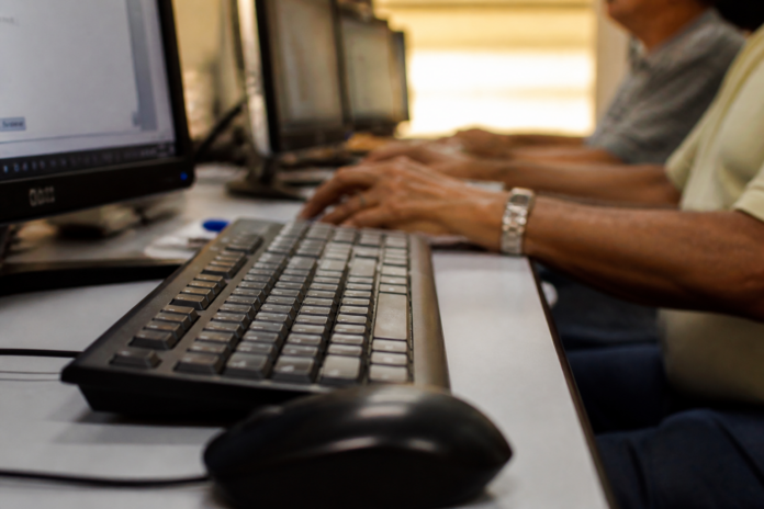 Ponta Grossa abre inscrições para curso de informática para maiores de 60 anos