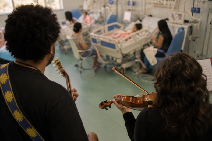 Voluntários levam música e alegria à UTI pediátrica do Hospital Cemil em Umuarama