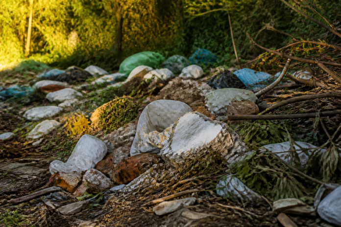 Terreno baldio no Jardim Alvorada vira depósito de lixo irregular