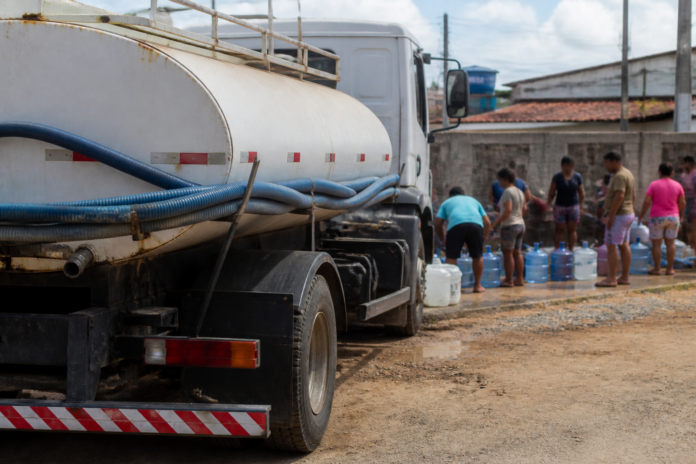 Apucarana recebe caminhão-pipa com 40 mil litros após temporal deixar 70% sem água