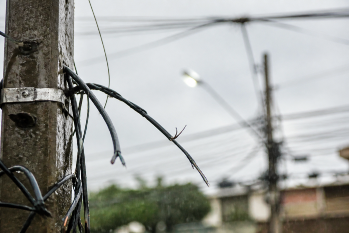 Mais de 2 mil imóveis de Curitiba e região ficam sem luz após chuvas