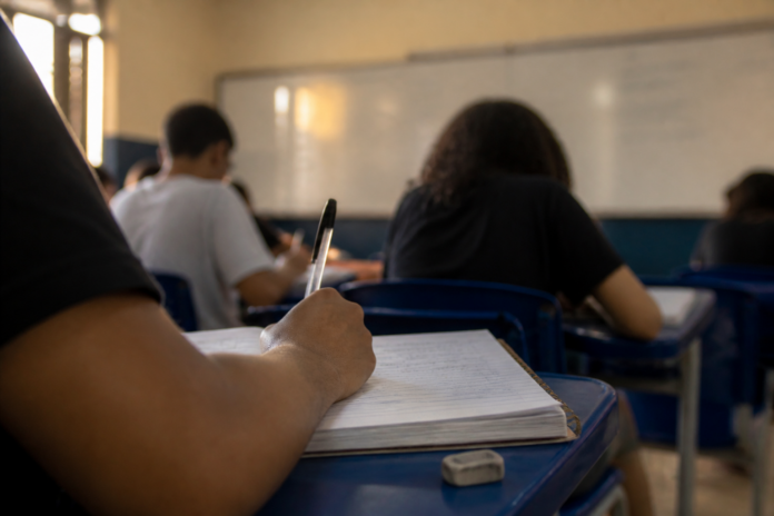 Cursinho de Ponta Grossa precisa de voluntários para manter 150 alunos