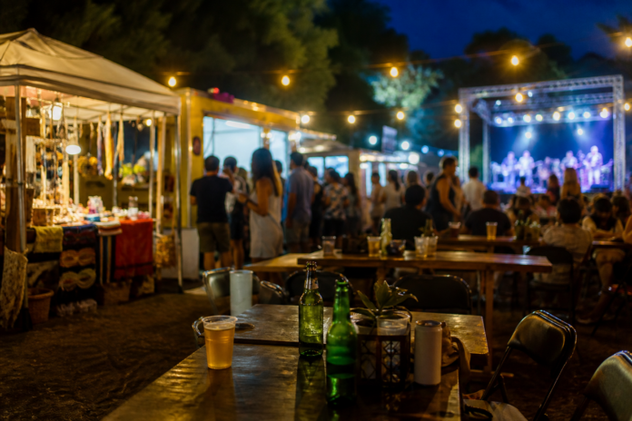 Feirinha da JK tem edição noturna sexta e sábado em Foz do Iguaçu com música e gastronomia