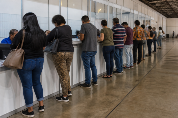 Curitiba coloca 302 pessoas no mercado de trabalho em mutirão de empregos