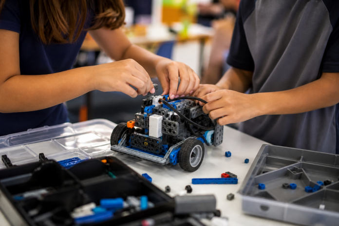 Polo Tecnológico leva robótica para estudantes em Araucária