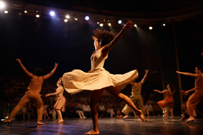 Dança-teatro com docentes da Unicentro toma o palco em Guarapuava nesta quinta