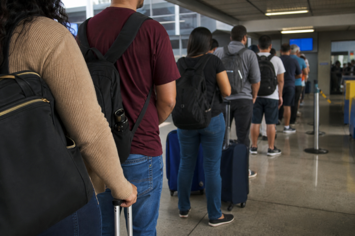 Terminal Campina do Siqueira impressiona com filas organizadas e silêncio no horário de pico
