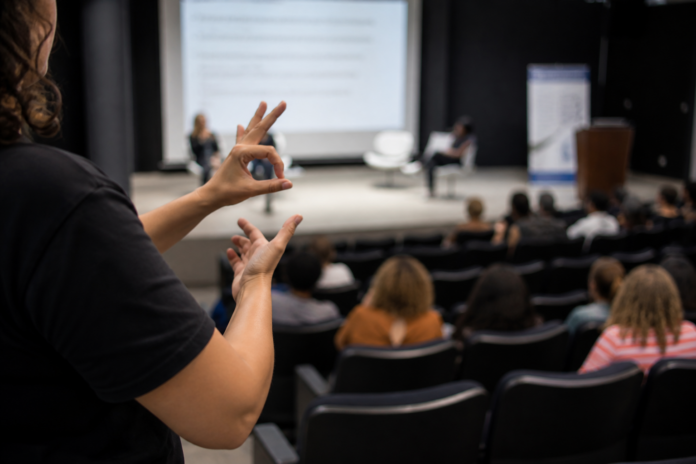 Unicentro promove debate sobre visibilidade e protagonismo surdo em Guarapuava