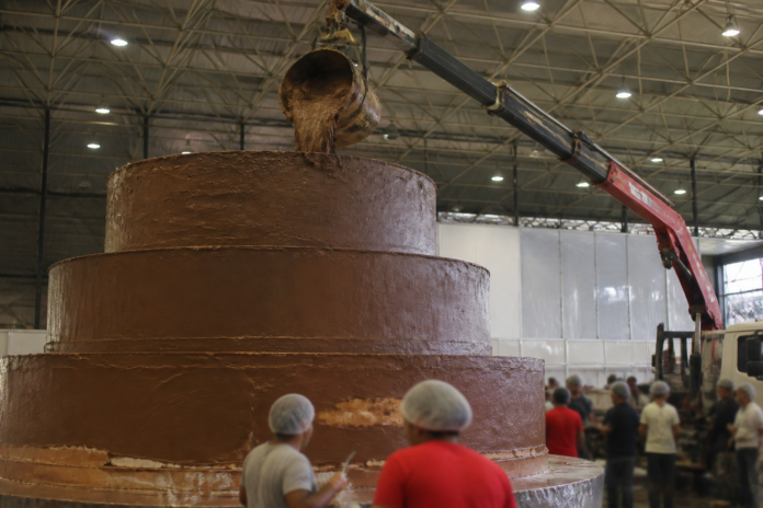 Matilda de 15 metros e empadão gigante saem do forno neste sábado em Ponta Grossa