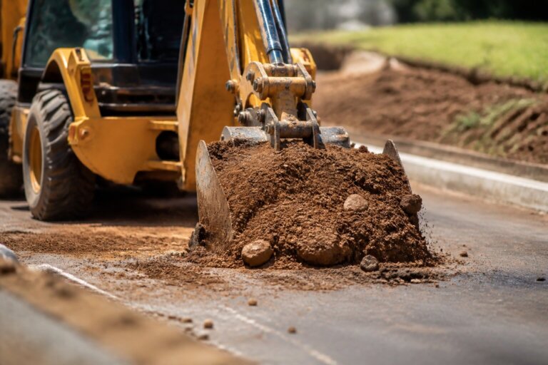 Avenida Paraná fecha pista lenta na segunda para obras em calçadas